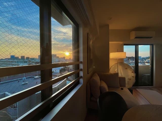 夕方は西に夕陽を眺めることができ、ダイニングに座って外を眺めて白ワインを飲むのが楽しい🍷