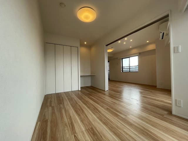 ベッドルームには備え付けのデスクあり。