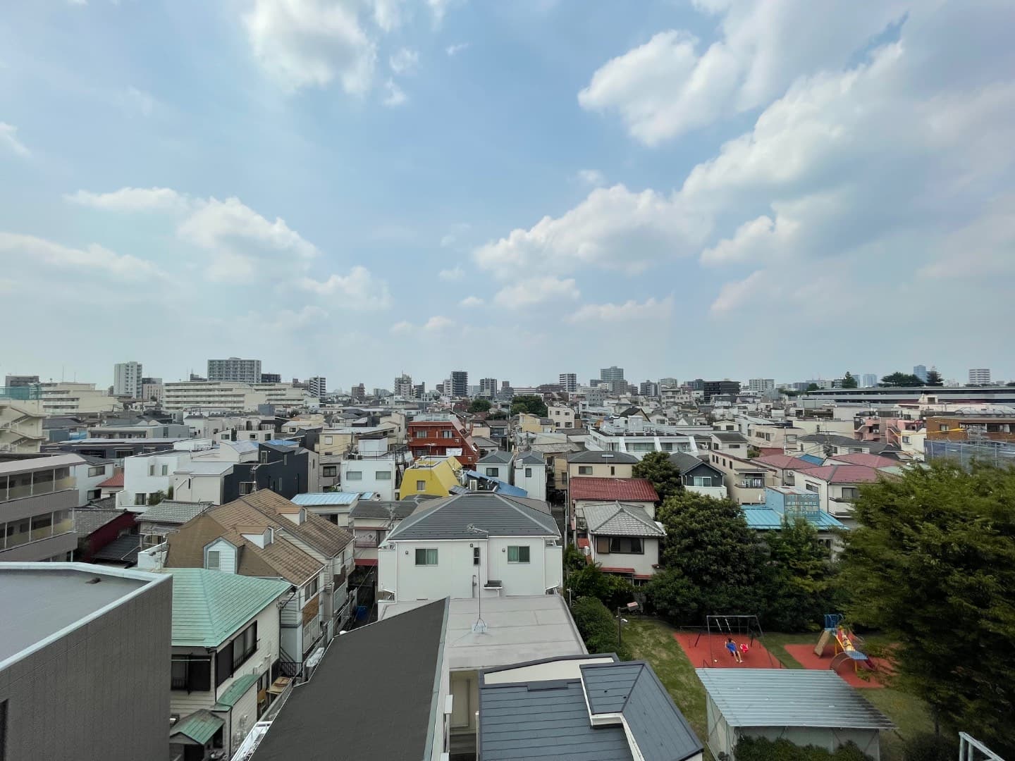 北側のバルコニーからは遠くに中野方面を眺められます。