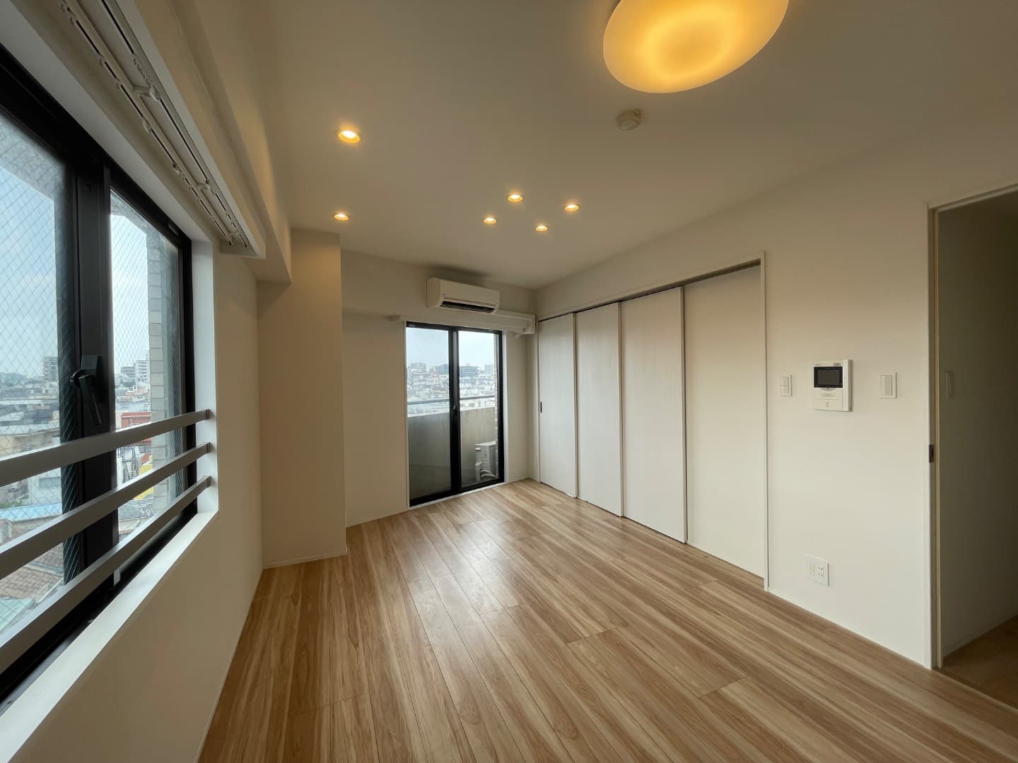 来客時はスライディングドアを閉じてリビングを仕切れます。