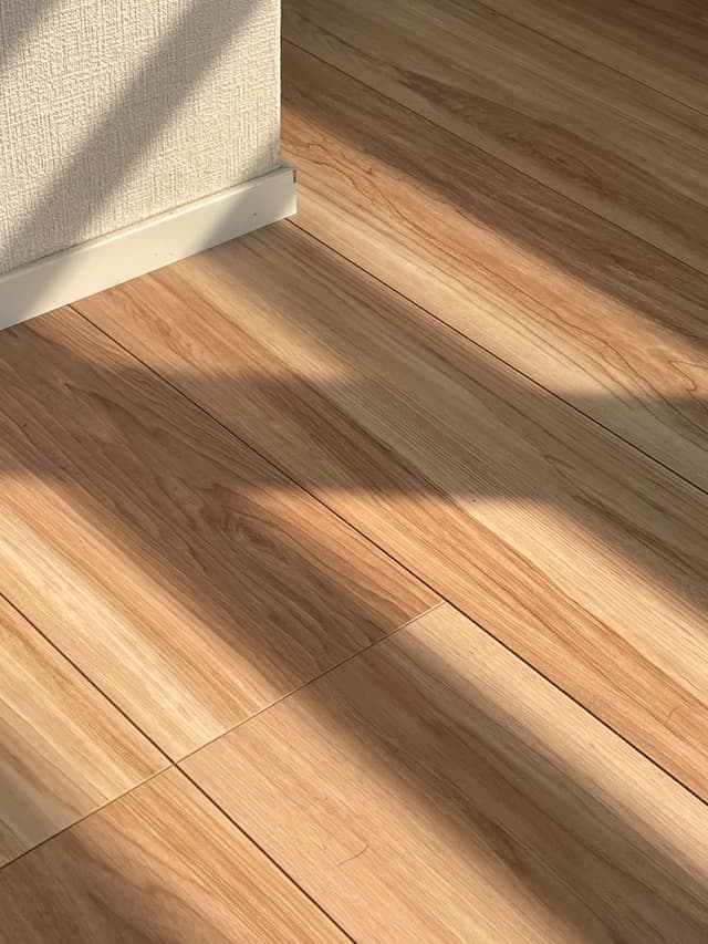 無垢のようなフローリングがナチュラルな雰囲気。