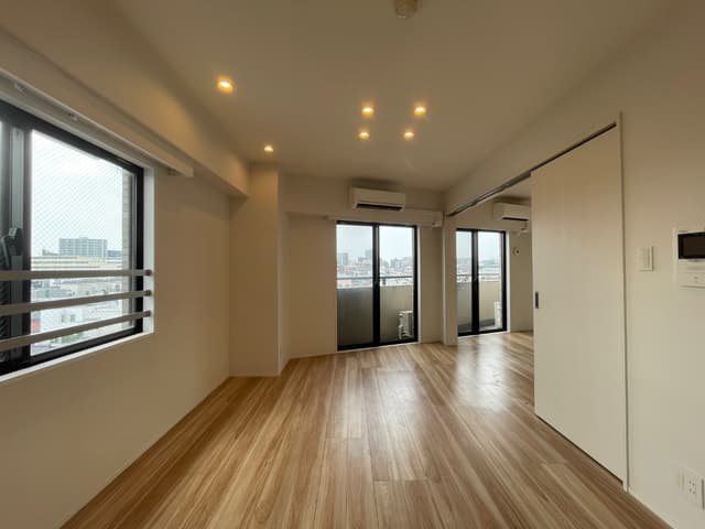 キッチンからリビングを見た内装です。角部屋なので広く感じます。風通しも良い。