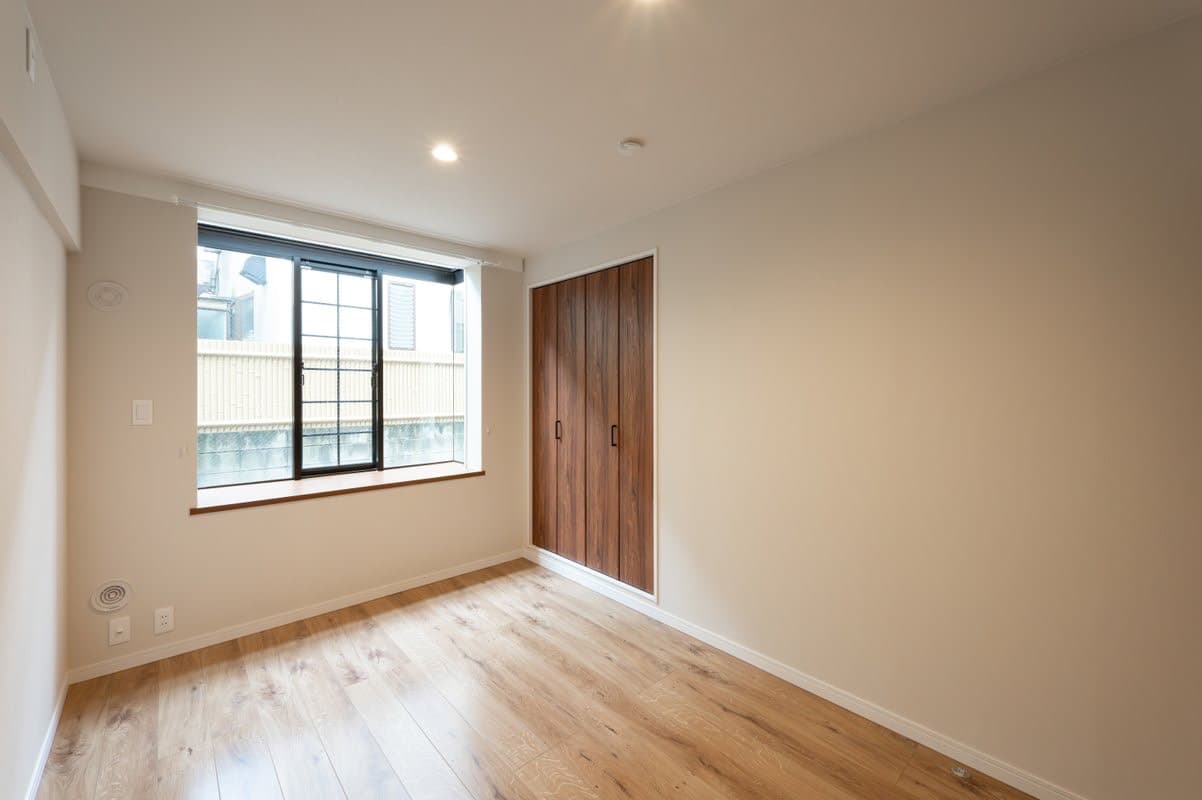 寝室（5.2畳）南向きで暖かい部屋です。