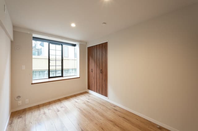 寝室（5.2畳）南向きで暖かい部屋です。