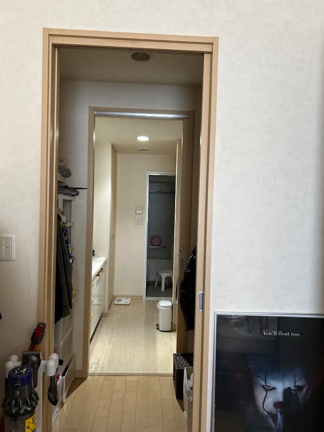 主寝室からウォークスルークローゼットを抜け、洗面所とお風呂につながります。（玄関からも行けます）
大変便利な動線です。
