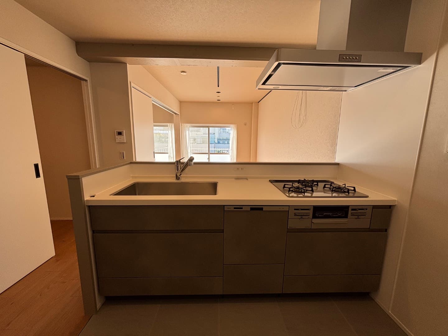 広々キッチンからLDKの景色