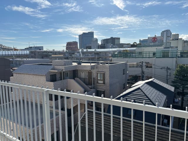 最上階かつ近くに小学校があるため抜け感のある眺望