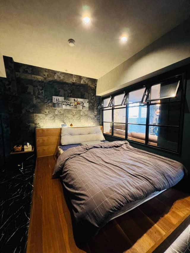 造作のベッドフレームはダブルベッドでも広々
LED照明も仕込んでいます