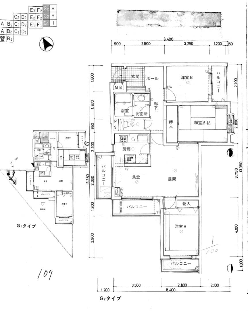 傾斜地に建つ緑豊かなマンションです。図面は竣工時のものですが、現在はすべてフローリングです。1階は三角の個性的な専用庭があり、植物が好きな方にはおすすめです。約47平米あります。
