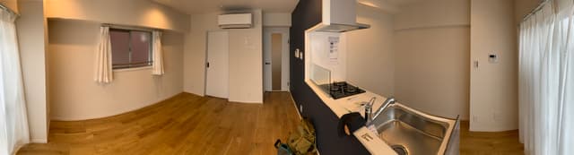 バルコニー側からのLDK。
正面ドアの向こうが玄関へ続く廊下で、左の引き戸はWTCで寝室へつながっています。