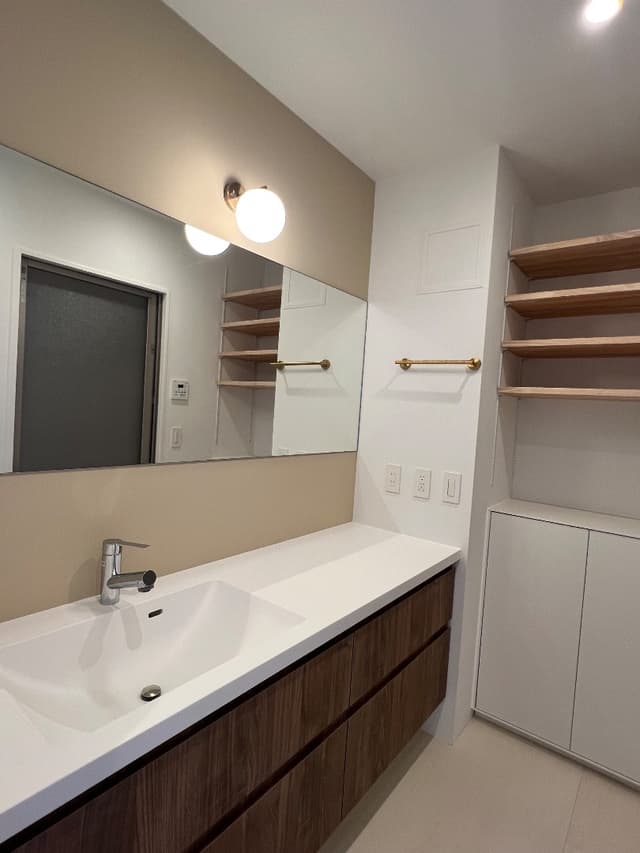 洗面所には大きな鏡を取り付け、床はタイルでお掃除しやすくしています。