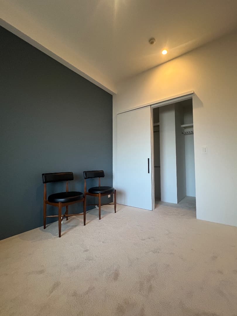 寝室。大容量のウォークインクローゼット付き。床は海外の家のようにカーペットに。