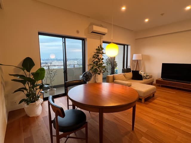 南向きで日当たりの良いリビングダイニング。夕方まで電気は必要ありませんし、冬でも暖房無しで暖かいです。床は無垢材の突板で経年劣化が楽しめます。
右手に富士山と綺麗な夕焼けが見えます。