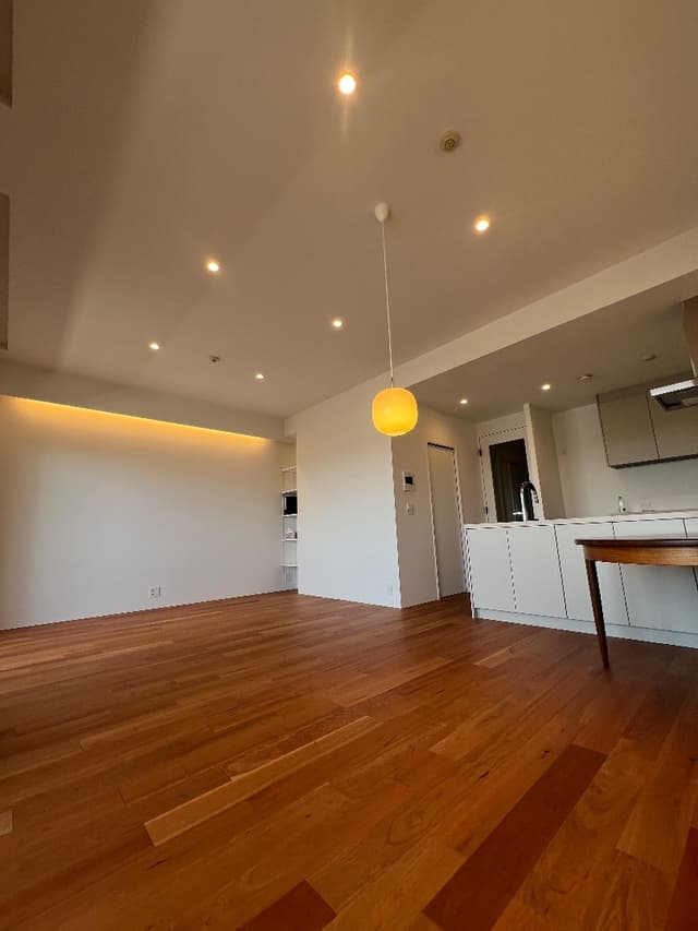 天井約3m、広さ20畳弱でゆとりのある空間です。