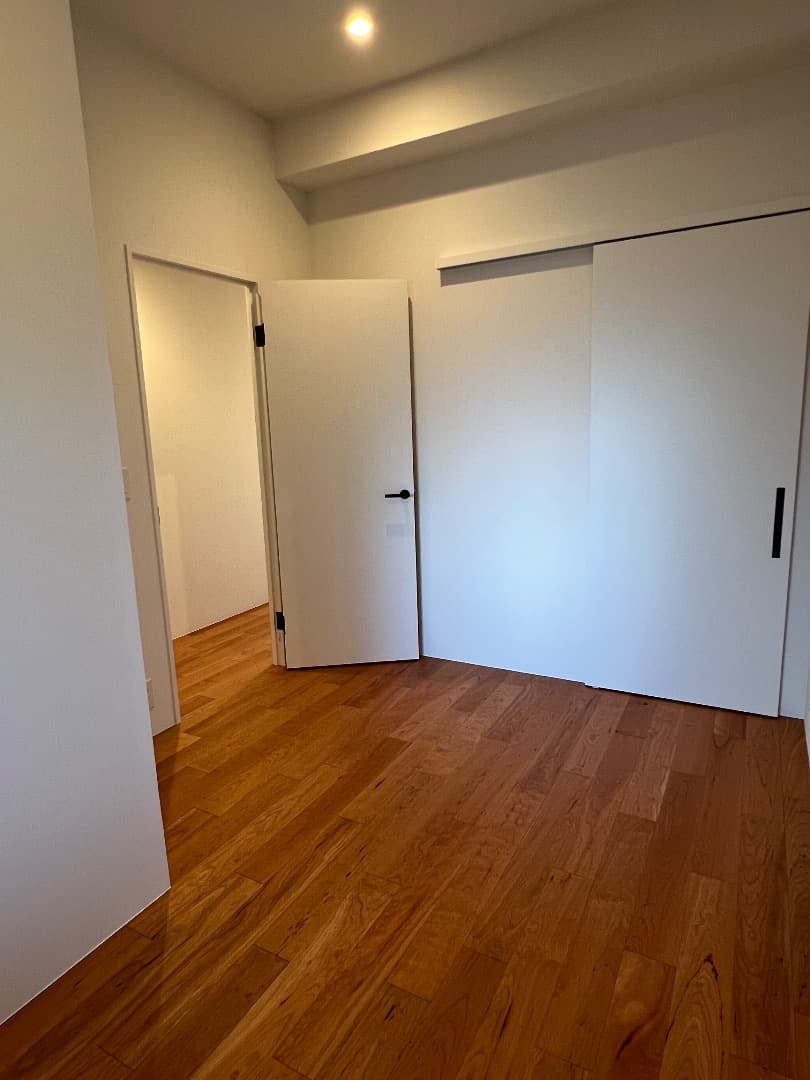 仕事部屋。外廊下に面している窓は全て二重窓にしている為防音、断熱効果があります。