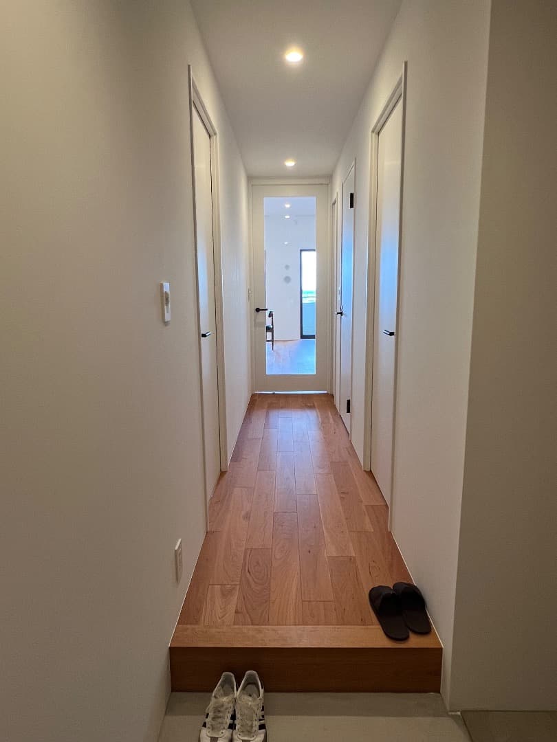 玄関からリビングまで。リビングのドアをガラス張りにしているので、開放感があります。