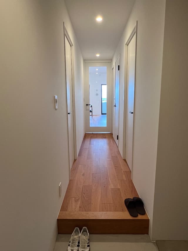 玄関からリビングまで。リビングのドアをガラス張りにしているので、開放感があります。