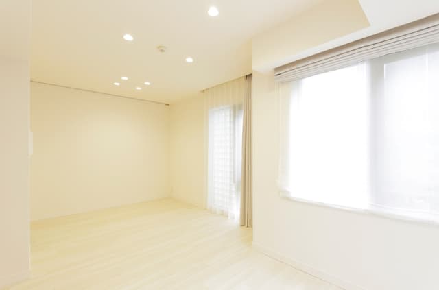 リビング②。広さにゆとりがあり、リビングとダイニングをしっかり分けてレイアウトできる空間です。大きめのソファやテレビボードを置いても圧迫感が少なく、ゆったりと過ごせます。ホームパーティーや来客時にも活躍するリビングです。