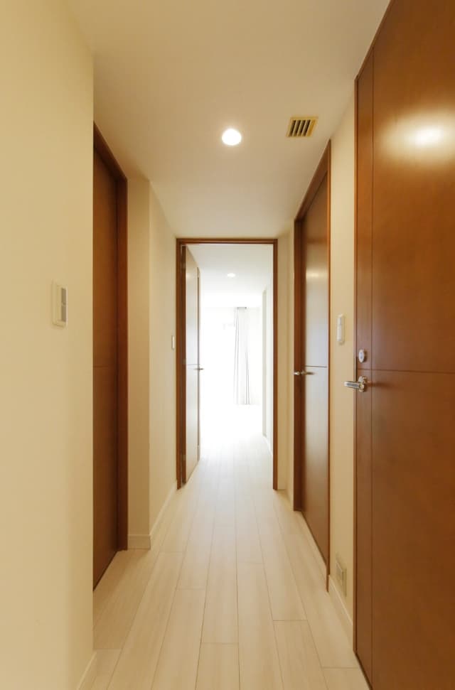 廊下。玄関から居室へと続く廊下は、明るさが感じられる気持ちの良いスペースです。扉を開けると奥まで視線が抜け、実際の広さ以上の開放感があります。