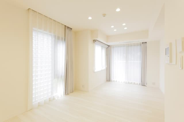 リビング①。2面採光の明るいリビングです。白を基調とした内装でどんなインテリアとも相性が良く、ソファやダイニングをゆったり配置できます。家族のくつろぎの中心になる、使い勝手の良い空間です。