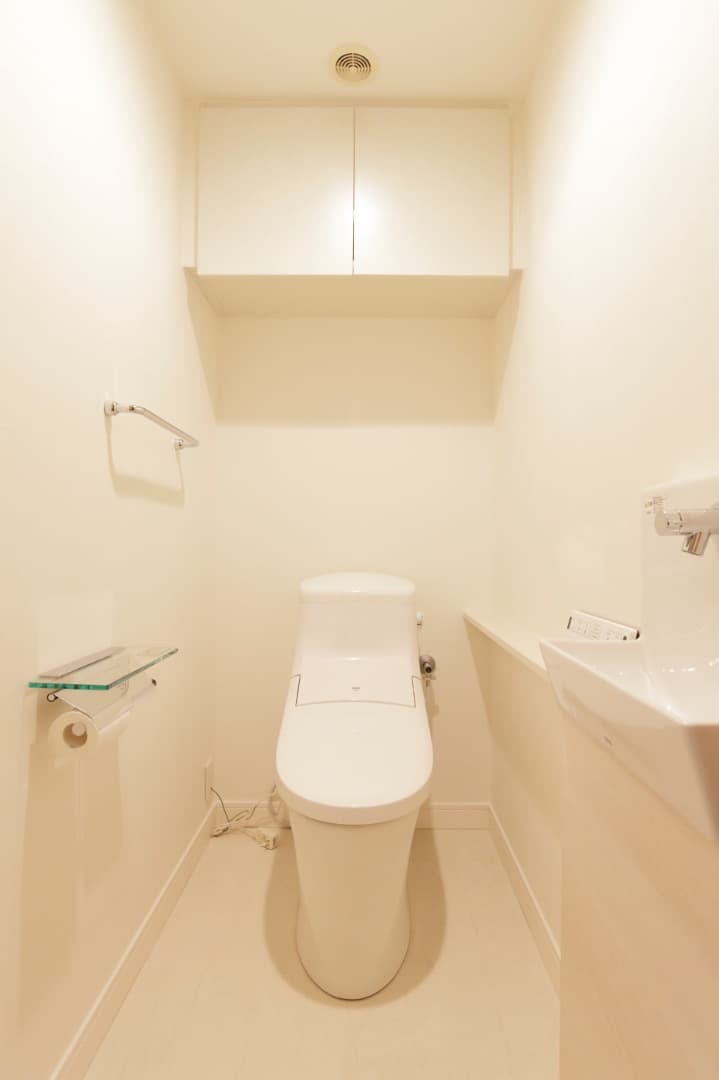 トイレ。清潔感のあるトイレ空間で、白を基調とした内装がお手入れのしやすさと明るさを感じさせます。手洗いカウンター付きで、来客時にも気持ちよく使っていただけます。毎日使う場所だからこそ、シンプルで落ち着く仕様です。