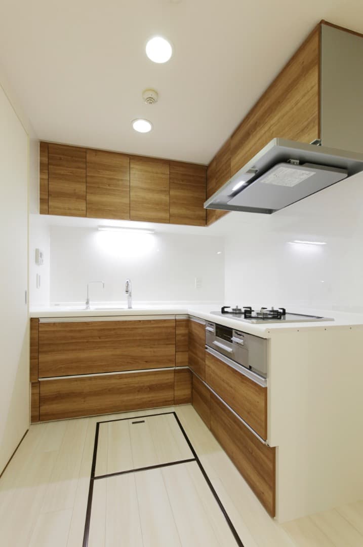 L型キッチン。L字型で動線が短く、調理・配膳がスムーズにできるキッチンです。ワークトップが広く、収納も充実しており、キッチン周りをすっきり保てます。