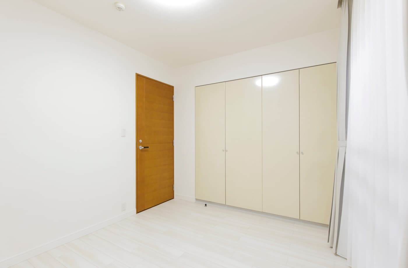 部屋①。大きな窓から光が入り、寝室や子ども部屋としても使いやすいお部屋です。エアコン付きで一年中快適に過ごせ、クローゼットも備わっているため、衣類や日用品をすっきり収納できます。