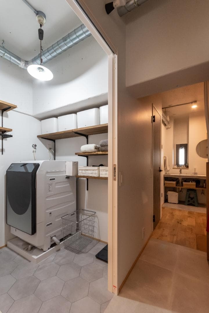 左側は脱衣所。右側はWICの廊下。