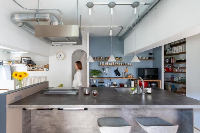 正面から見たキッチン。大人が二人立ってもとっても広々。
（左奥に見えるロフトは、現在再リノベにより壁で仕切られた6畳ほどの寝室になっています。）