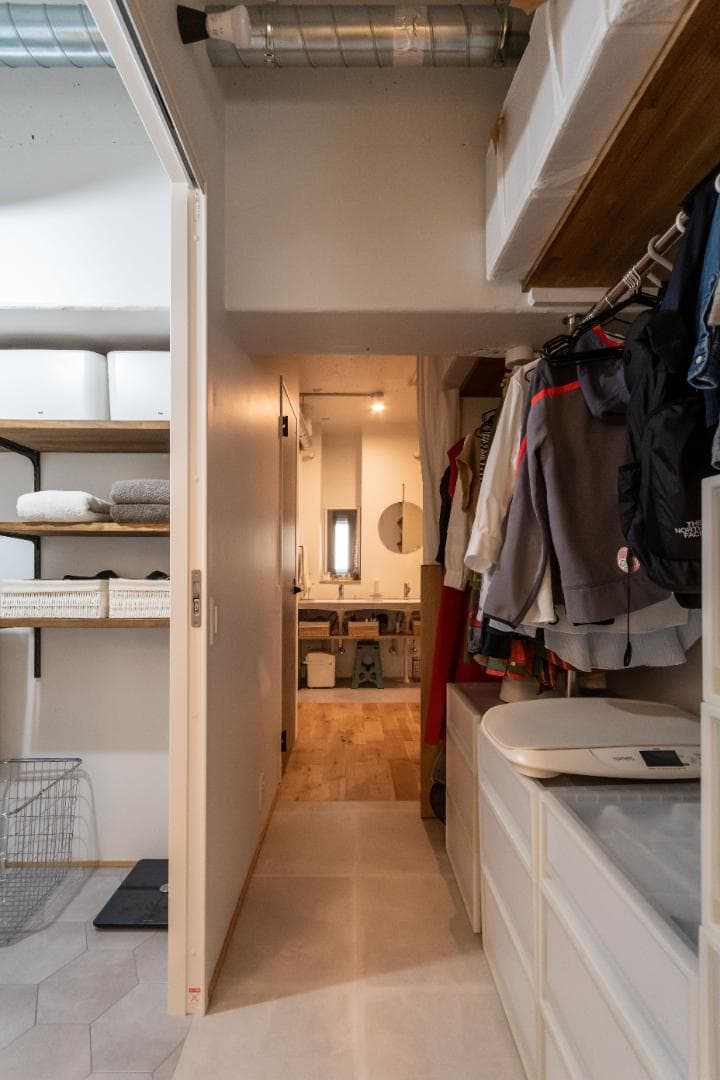 左側は脱衣所。右側はWIC。