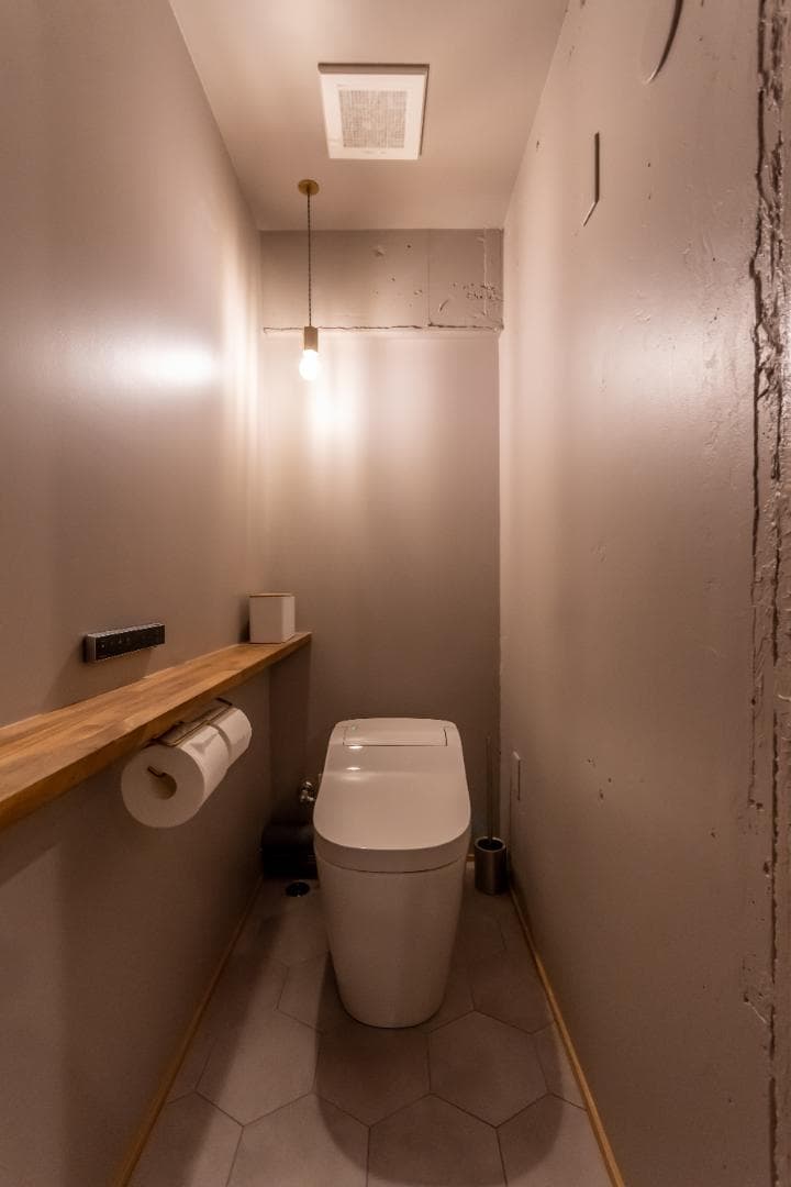 落ち着いた雰囲気のトイレ。タンクレスで圧迫感がありません。