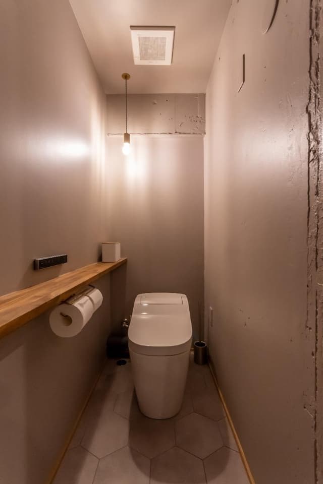 落ち着いた雰囲気のトイレ。タンクレスで圧迫感がありません。