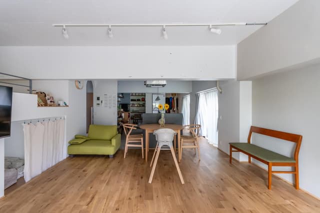 リビング奥から見た全体像。
（左に見えるロフトは、現在再リノベにより壁で仕切られた6畳ほどの寝室になっています。）