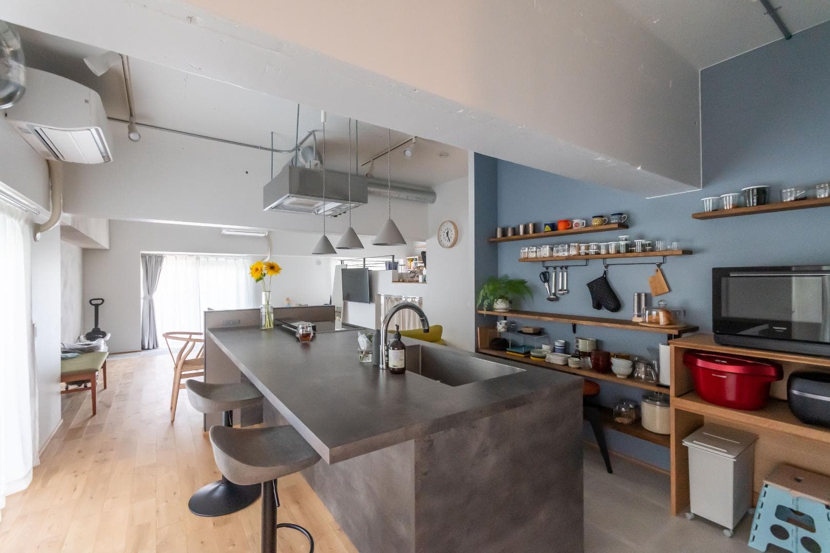 キッチン入り口から見た全体像。
（奥に見えるロフトは、現在再リノベにより壁で仕切られた6畳ほどの寝室になっています。）