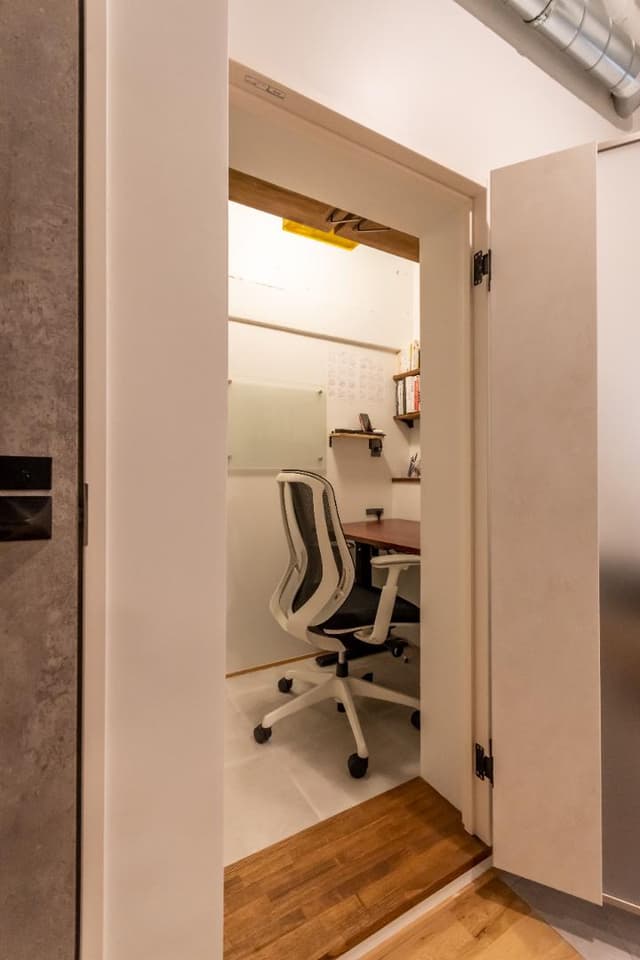 書斎のうちの一つ。１畳ちょっとですが、リモートワークや集中したい時に便利。