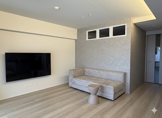 リビングです
壁掛けテレビになっています。
一部壁紙の色を変えています。