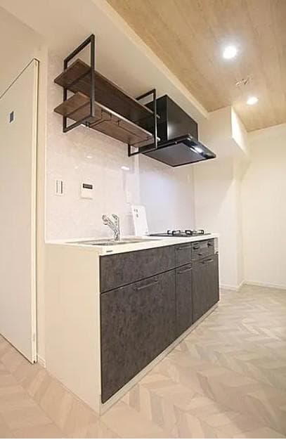 キッチン
●収納力のあるシステムキッチンでキッチン廻りもスッキリ
※料理しないのでガス一切使用してません。
なので綺麗です。