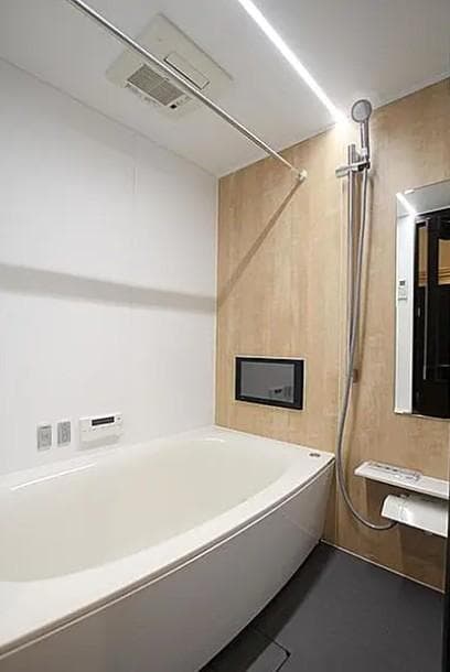 浴室
●バスオーディオ&浴室TV&調光機能付きライン照明