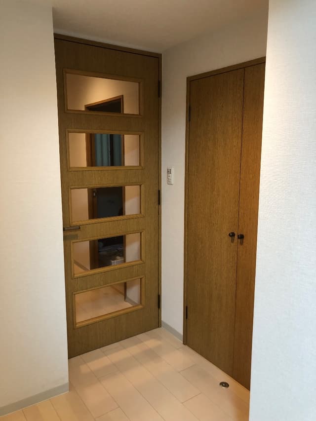 リビングから玄関に向かう写真。通路に面したクローゼットは書類の保管に便利です。