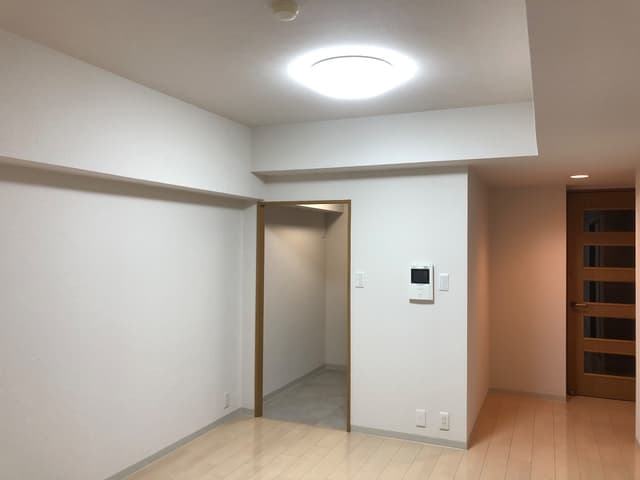 ダイニングとキッチンの動線が近く使い勝手が良いです。コンクリート壁が厚く保温性が高い為、エアコン１台で部屋中、夏は涼しく、冬はあったかいです。以前の住まいから電気代はかなり下がりました。