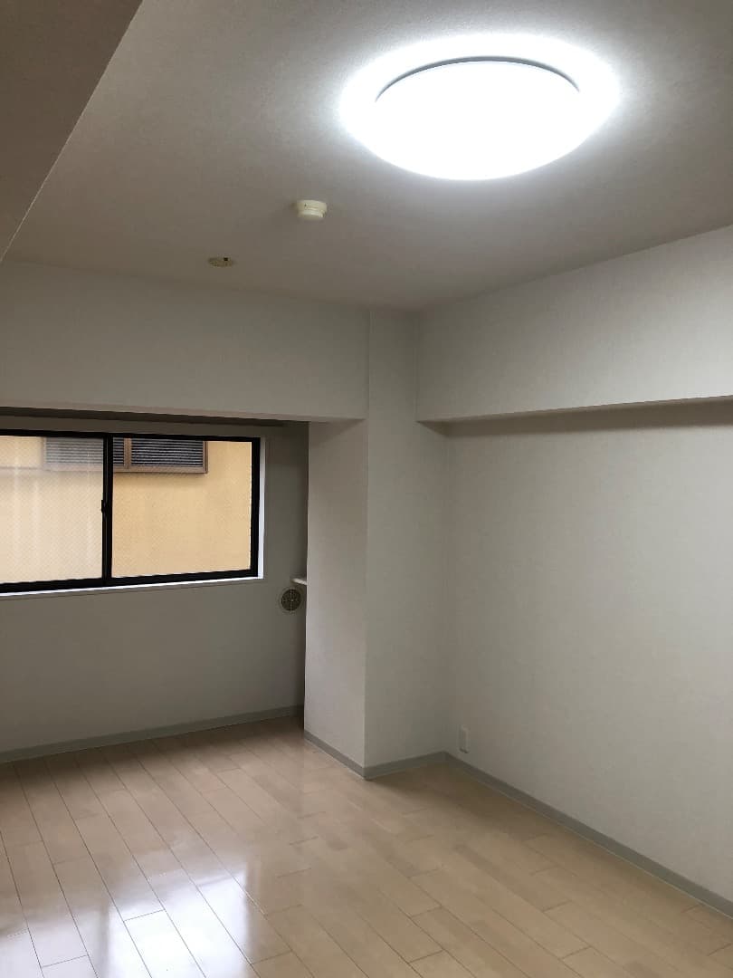 朝日が差し込むリビング。隣家が見えますが、建物との離れてるため気になった事はありません。