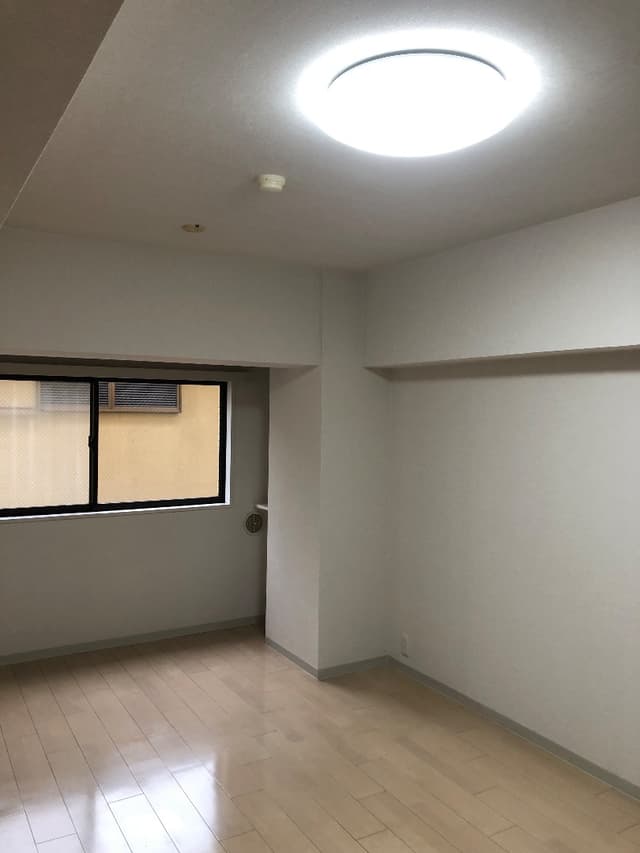 朝日が差し込むリビング。隣家が見えますが、建物との離れてるため気になった事はありません。