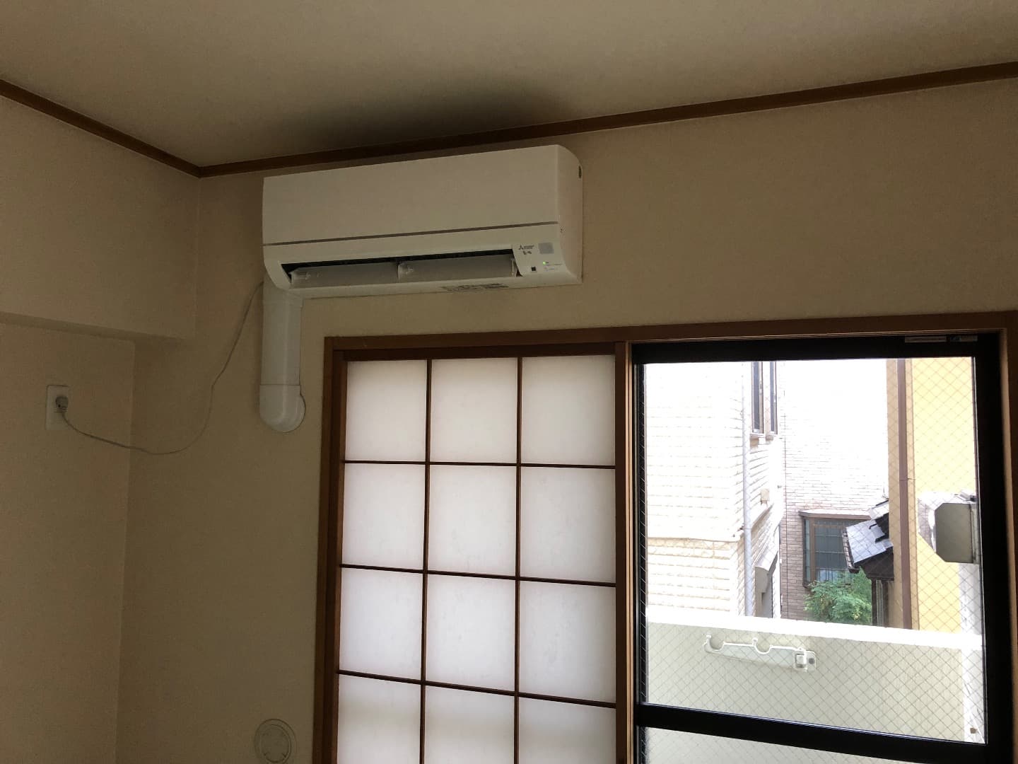 東向きの和室6畳。障子付きのサッシの先にはバルコニーあり。洗濯物が干せます。