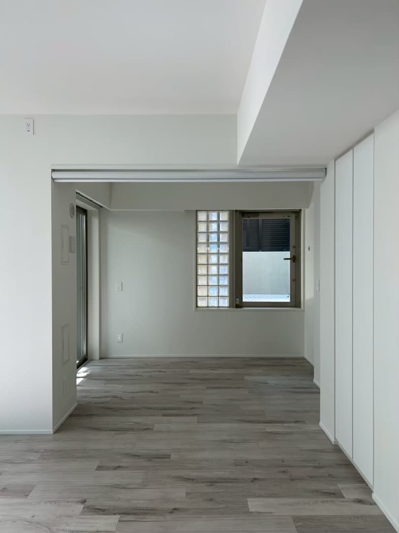 リビング〜寝室。
大きな一部屋として使っていますが、寝室部分は電動ロールスクリーンで仕切れるようにしてあります。
右奥のガラス戸からテラスにアクセスできます。