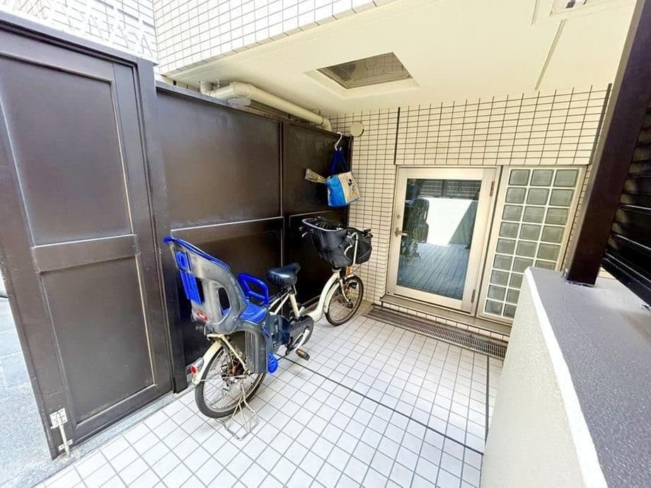 テラス。自転車が軒下に置けます（購入前の画像）。