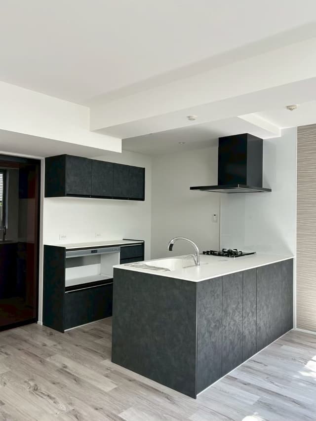 リクシル製のキッチン。
ペニンシュラ型で、前面に収納を付けました。ガラストップの3口コンロ、タッチレス水栓、ミーレの食洗機と、設備にもこだわりました。