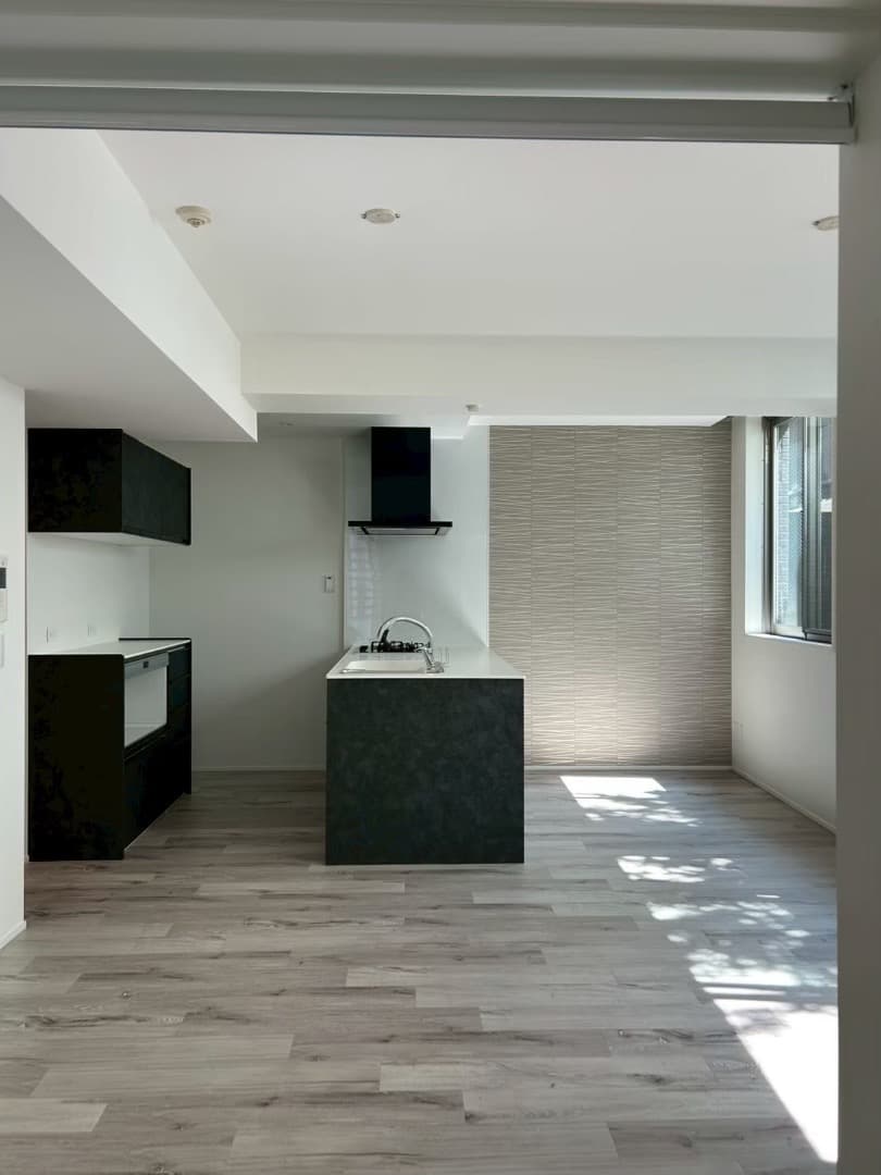 リビング。
日当たり良好です。猫をお迎えするために、ペットに対応した滑りにくいフローリングと、引っ掻きに強い壁紙を選びました。手前のリビングスペースには床暖房が完備されています。