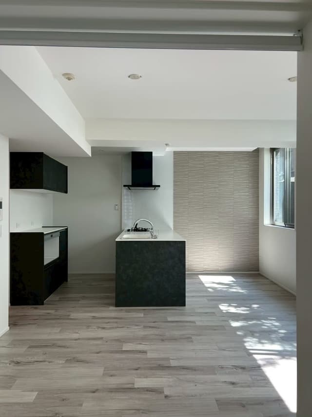 リビング。
日当たり良好です。猫をお迎えするために、ペットに対応した滑りにくいフローリングと、引っ掻きに強い壁紙を選びました。手前のリビングスペースには床暖房が完備されています。