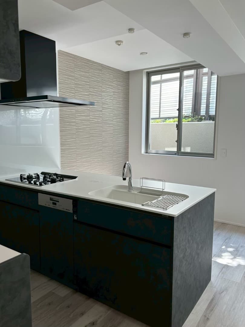 キッチンの先はテーブルを置いてダイニングスペースに。上品なアクセントクロスがお気に入りです。