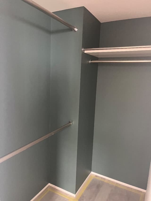 ウォークインクローゼット。深グリーンのアクセントクロスで遊びました。2段のバーでたくさんお洋服が収納できます。